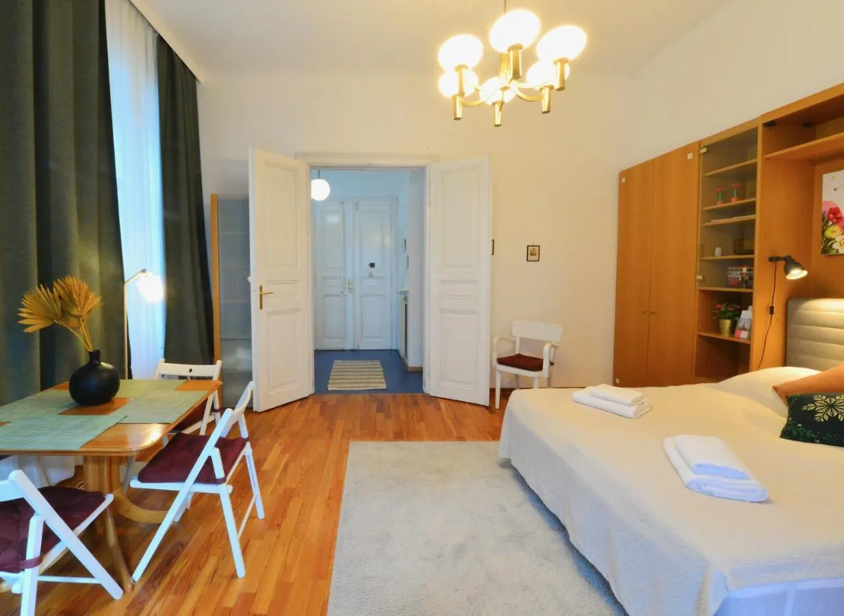 Charming With Balcony In Hip & Trendy Margareten Vienna Apartment